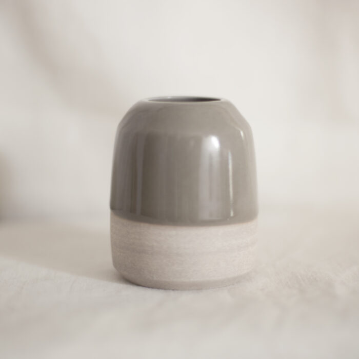 vase gris en céramique
